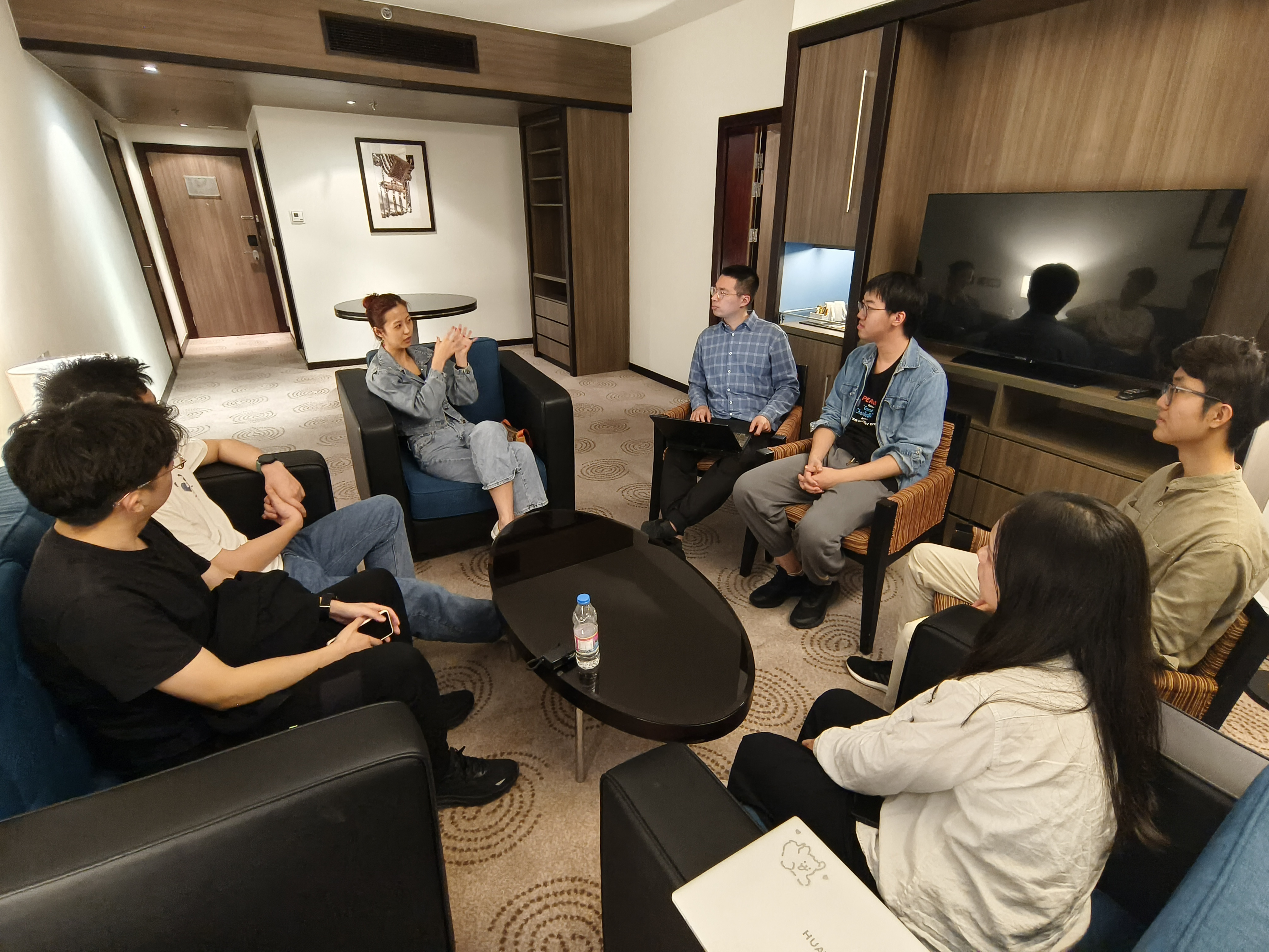 20240308-奔赴四海铸实践真知 对话世界立时代潮头——2024年华体会娱乐平台“知行计划”研究生骨干海外实践纪实-西亚实践支队-支队成员与迪拜创业青年交流.jpg