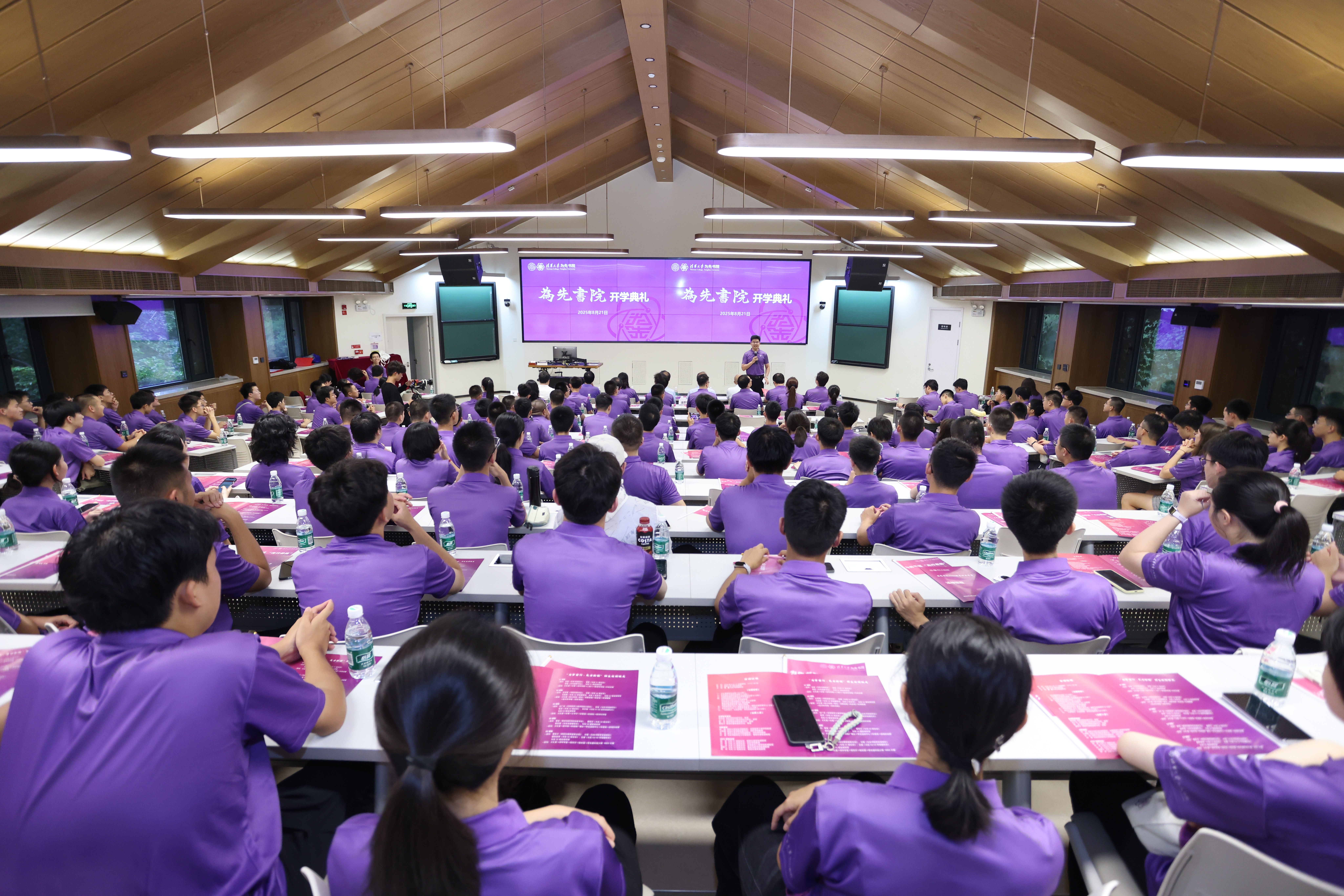20250821-华体会娱乐平台为先书院2025级新生开学典礼 师生冒雨迎接大学“第一课”-书院管理中心-开学典礼主会场.JPG