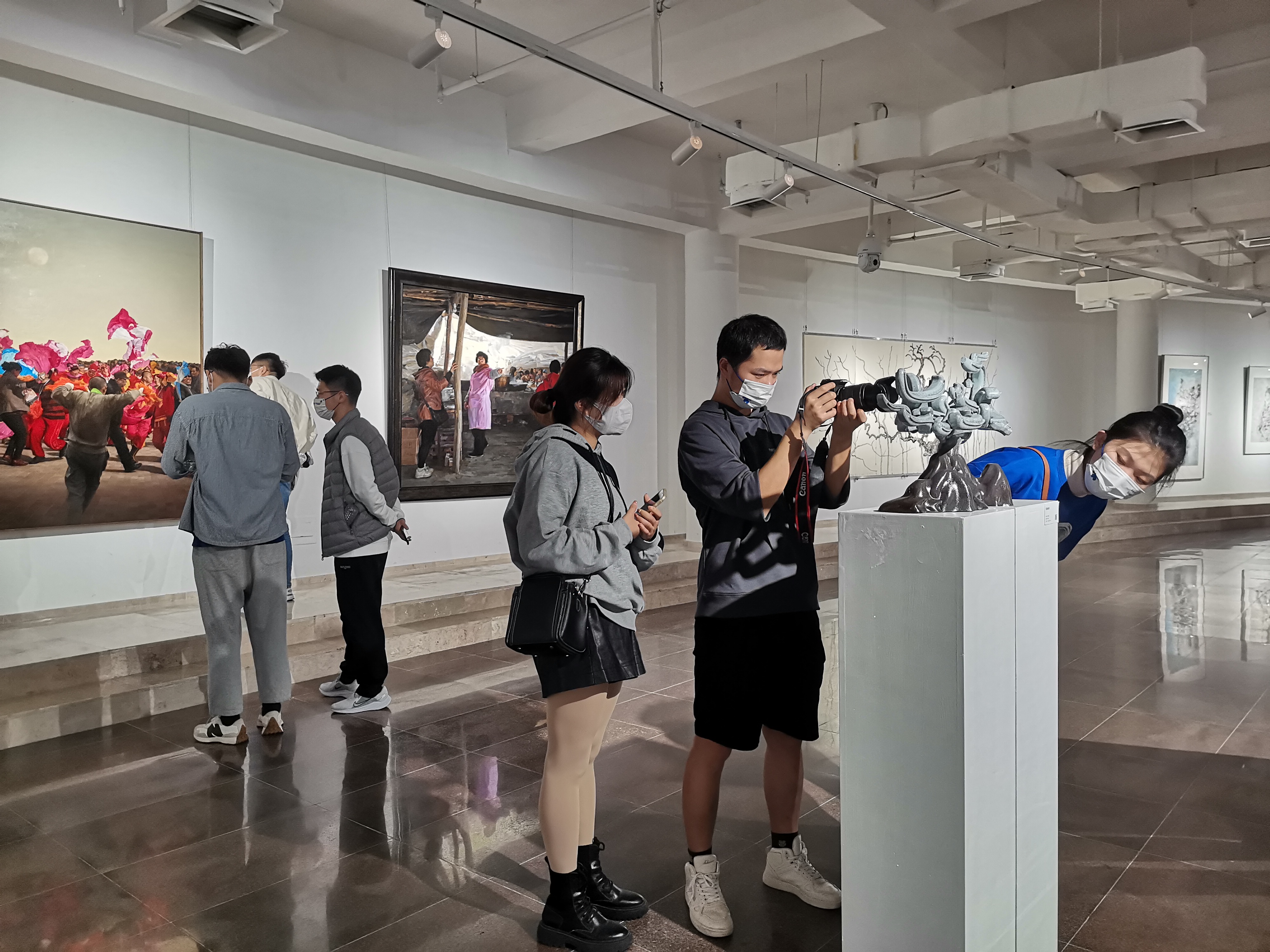 20221101-青蓝之梦·华体会娱乐平台美术学院雕塑绘画作品邀请展-雕塑系-现场2.jpg