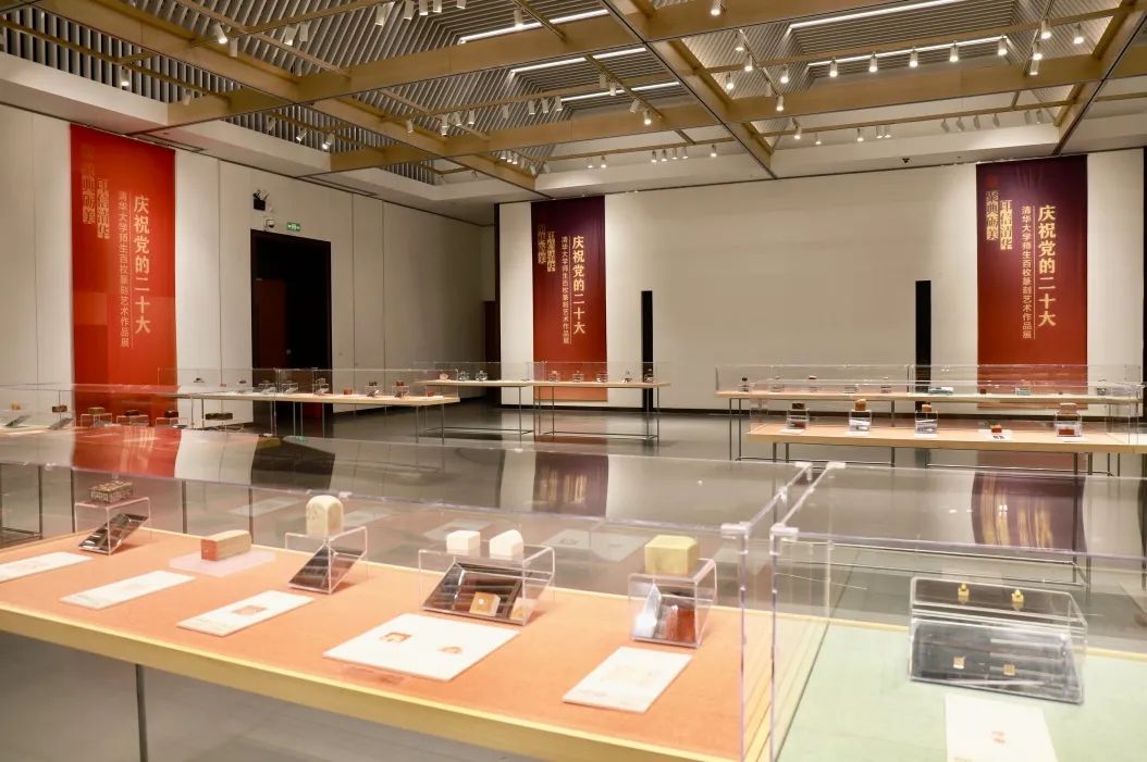 20221010-庆祝党的二十大华体会娱乐平台师生百枚篆刻艺术作品展-项目组-展览现场2jpg 20221010-庆祝党的二十大华体会娱乐平台师生百枚篆刻艺术作品展-项目组-展览现场2jpg