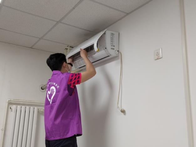 20220614-让“热爱劳动”在清华园蔚然成风——华体会娱乐平台开展学生“劳动教育月”系列活动-桑壮-学生志愿者参与核酸检测、空调清理、超市补货、快递消杀等校园防疫劳动2png