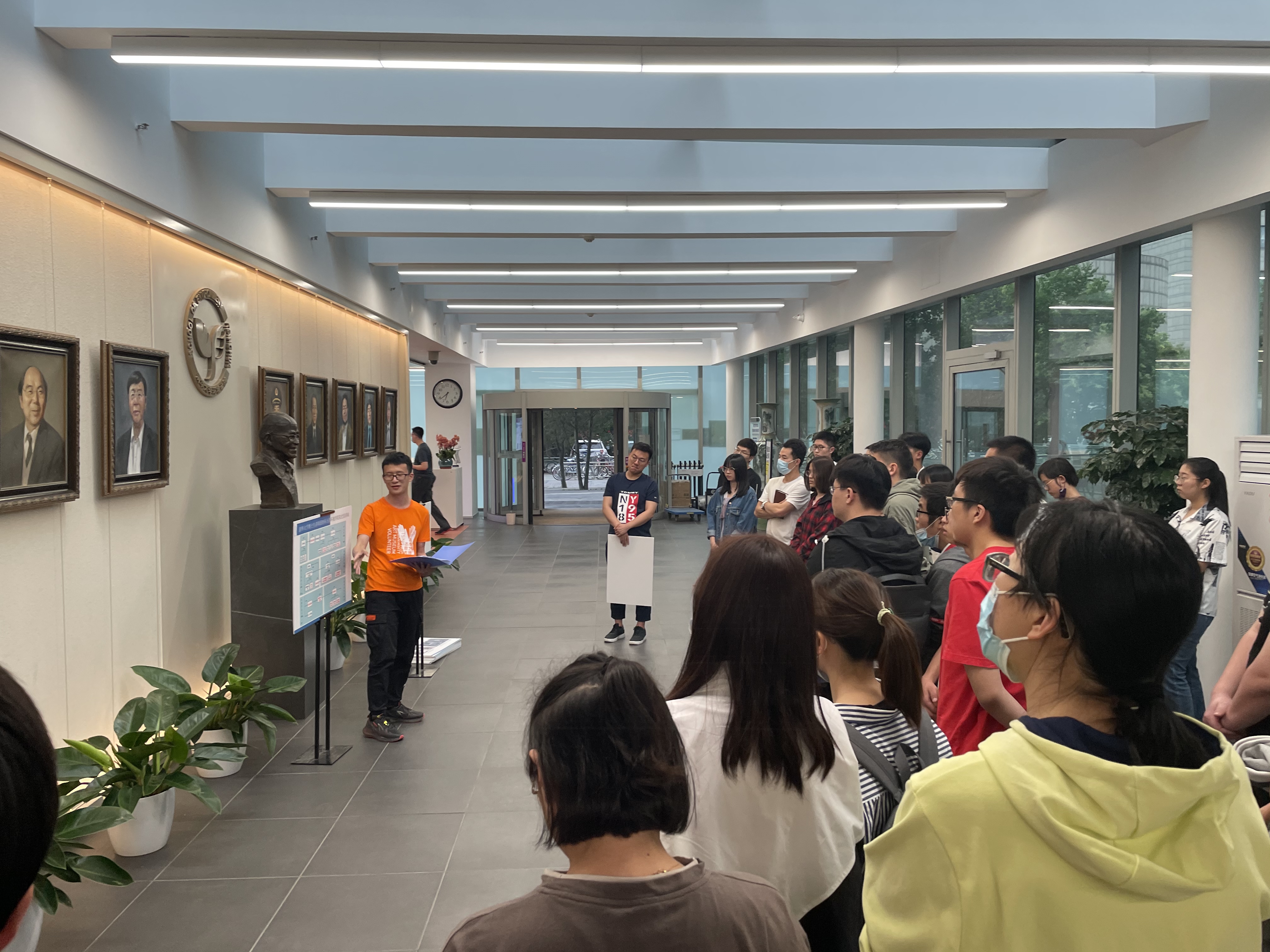 20241220-环境学院党委以文化人、以史育人,凝心聚力引领发展-拍摄者不详-图1 博士生讲师团开展院史宣讲活动.jpg