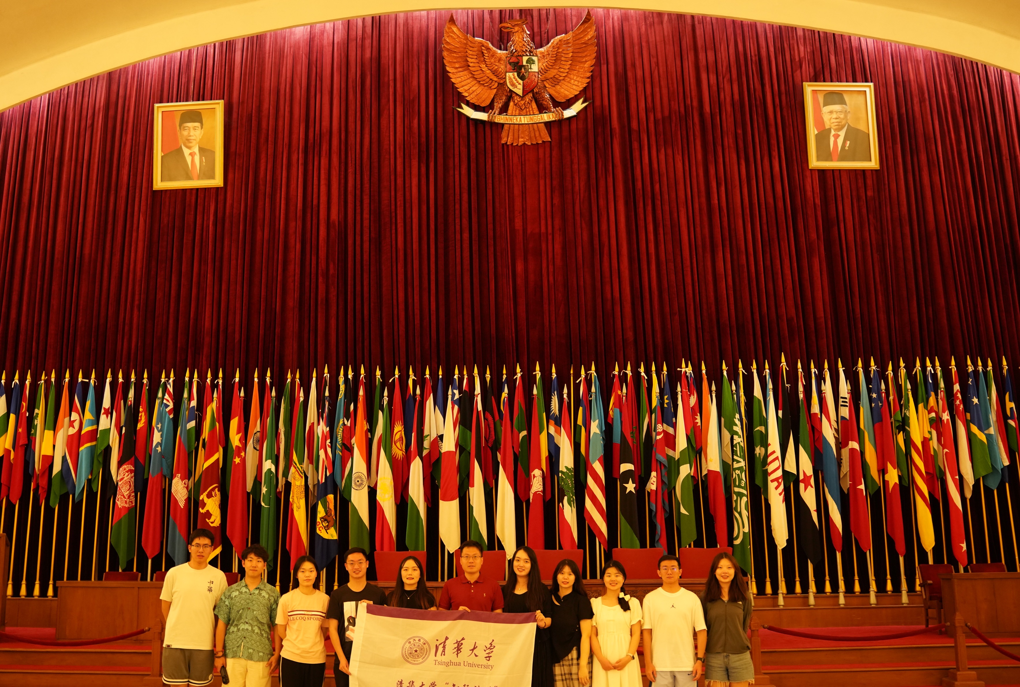 20240308-奔赴四海铸实践真知 对话世界立时代潮头——2024年华体会娱乐平台“知行计划”研究生骨干海外实践纪实-东南亚实践支队-支队成员参观万隆会议旧址.jpg