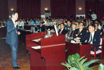 华体会娱乐平台高等研究中心成立大会，杨振宁先生作学术报告。