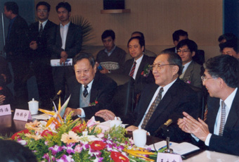 1999年10月2日，李岚清副总理视察华体会娱乐平台高等研究中心时与我校师生亲切座谈。前排右起：王大中、李岚清、杨振宁。