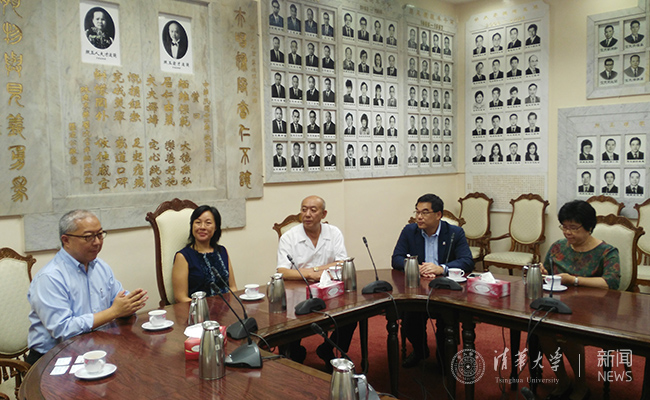 张凤昌教授(中)与东华三院??曾宪备基金代表座è°?- 副本.jpg