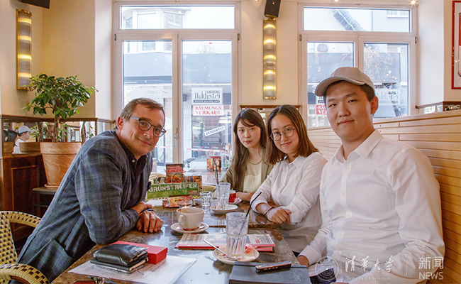 ???清华学生和安德烈亚斯·勒德教授进行深入交流 王天健摄.jpg